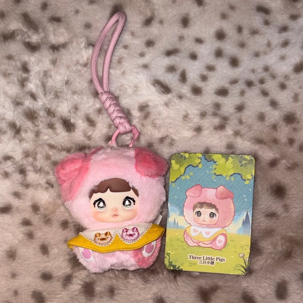Nommi Fairy Tale Town Pendant - Three Little Pigs